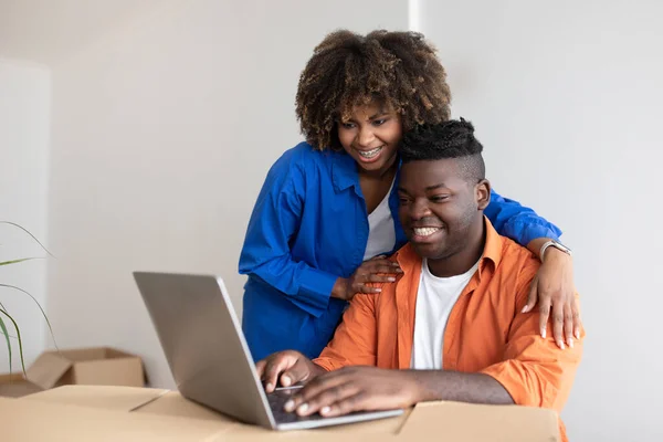 Young Happy Black Couple Using Laptop Computer New Home Moving — Stockfoto