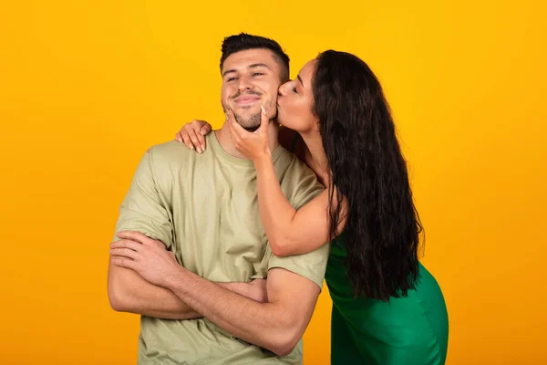 Smiling Millennial Arab Woman Green Dress Kissing Boyfriend Enjoy Relationships — Fotografia de Stock