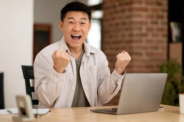 Online Trading Concept Emotional Happy Mature Asian Man Sitting Table — Stockfoto