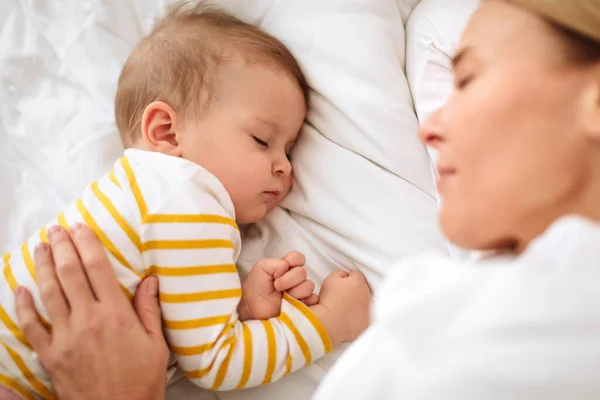 Любляча Біла Мати Обіймає Сплячого Немовляти Лежить Ліжку Високий Кут — стокове фото