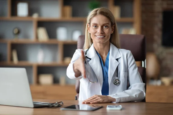 Medical Support Smiling Female Doctor White Coat Extending Hand Handshake — Stock Photo, Image