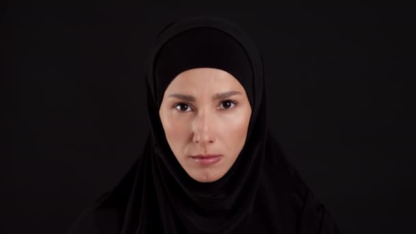 Σώσε Ιρανές Γυναίκες Κοντινό Πορτραίτο Νεαρής Σοβαρής Μουσουλμανικής Γυναίκας Που — Αρχείο Βίντεο