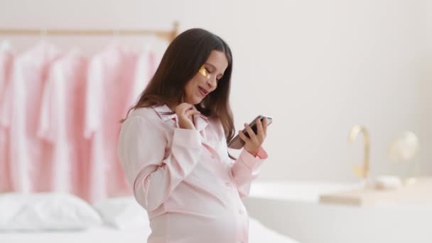 Πρωινή Εγκυμοσύνη Carefree Έγκυος Γυναίκα Μπαλώματα Κολλαγόνου Κάτω Από Μάτια — Αρχείο Βίντεο