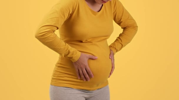 Проблемы Здоровьем Время Беременности Крупный План Неузнаваемой Беременной Женщины Чувствующей — стоковое видео