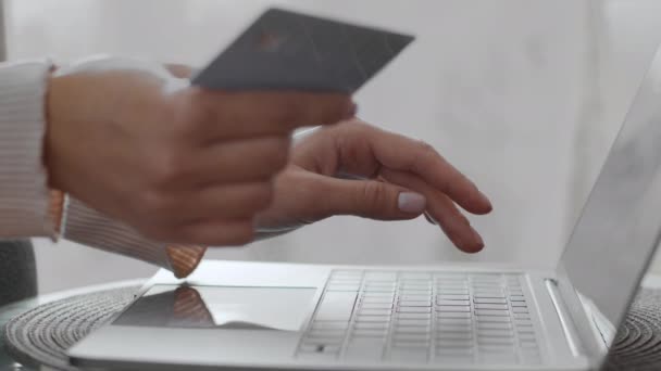 オンライン銀行の概念 ウェブサイト上でクレジットカード情報を入力し 自宅でラップトップで支払いを行う 認識できない女性の顧客のショットを閉じます スローモーション フリースペース — ストック動画