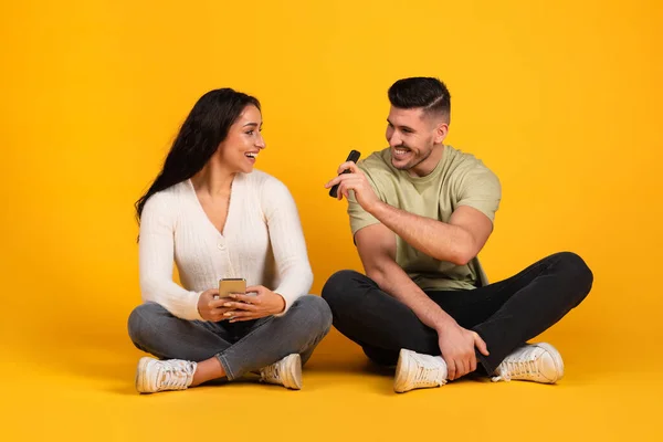 Smiling Millennial Arabic Male Showing Smartphone Amazed Wife Recommending App —  Fotos de Stock