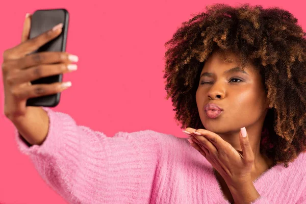 Happy Young African American Curly Woman Take Selfie Smartphone Blowing — Stok fotoğraf