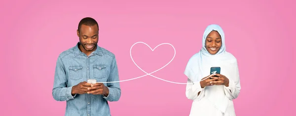 Romantic Black Man Smartphone Sending Love Message Muslim Woman Hijab — Fotografia de Stock