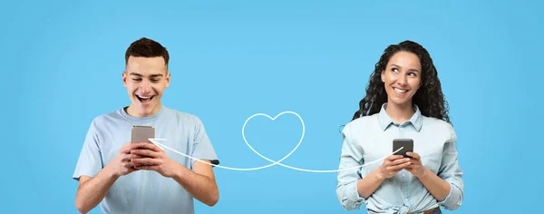 スマートフォンで興奮した男は 彼のガールフレンドから愛のメッセージを取得 描かれたハート型の文字列に接続されている携帯電話を介してオンラインロマンチックな若いカップル コラージュ パノラマ — ストック写真