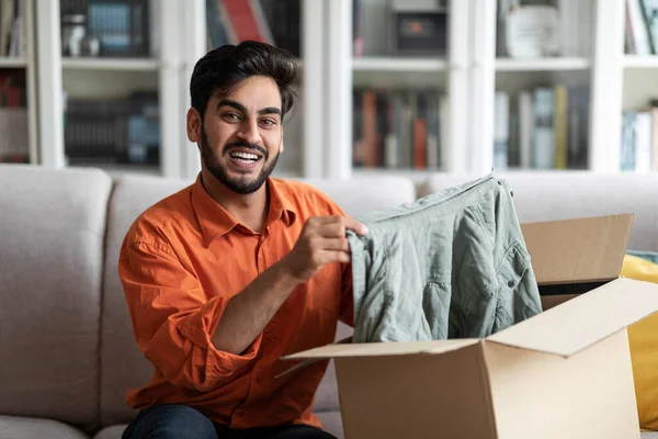 Happy Handsome Millennial Arab Man Customer Receive Good Parcel Cardboard — Stockfoto