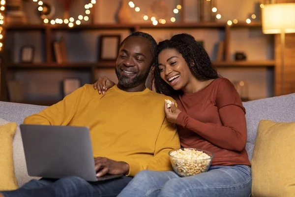 Happy Cheerful African American Couple Sitting Couch Using Laptop Cozy — Zdjęcie stockowe