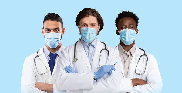医療従事者多民族男性医療チーム診療所で患者と仕事をしながら医療面のマスクを着用 青の背景 コピースペース付きパノラマ 医療コンセプトのためのコラージュ — ストック写真