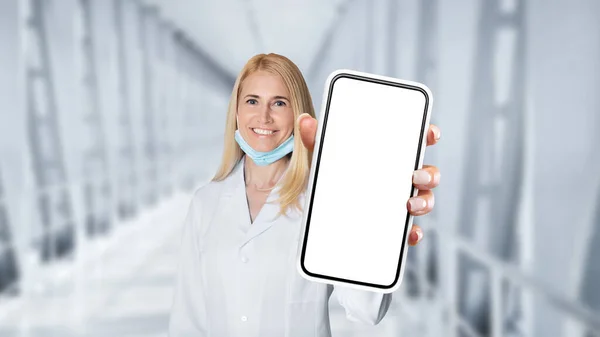 Medical Middle Aged Doctor Woman Uniform Showing Smartphone Blank Screen — Stok fotoğraf