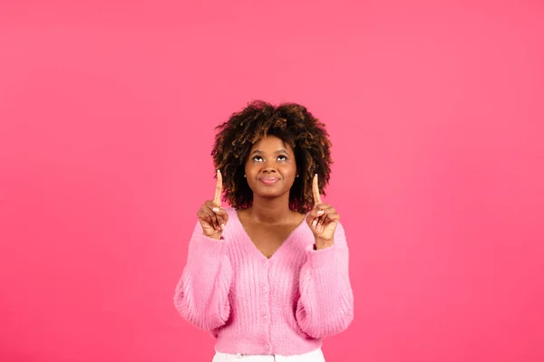 Happy Pretty Millennial African American Curly Female Casual Show Fingers — Stok fotoğraf
