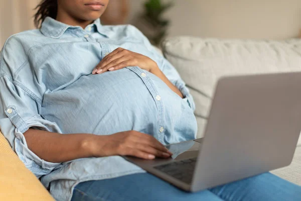 Pregnancy Technology Black Pregnant Woman Using Laptop Touching Belly Browsing — Stock Photo, Image