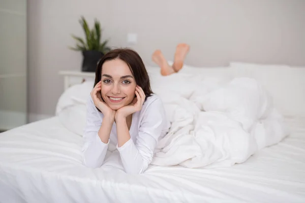 Cheerful Young Brunette Woman Short Hair Chilling Comfy Bed Home — Zdjęcie stockowe