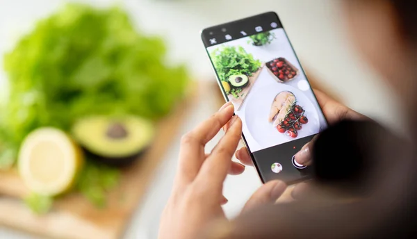 Young African American Woman Chef Makes Photo Fresh Fish Smartphone — Stock Photo, Image