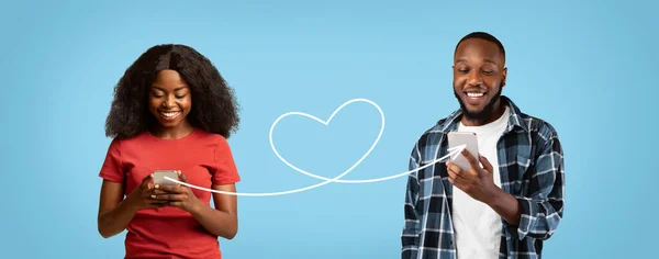 网上约会 浪漫的黑人夫妇用智能手机连接着牵引的心形线 快乐的非洲裔美国男人和女人用现代约会应用程序在手机上 创意拼贴 — 图库照片