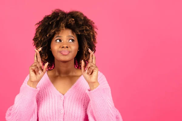 Cheerful Millennial African American Curly Lady Casual Crossed Fingers Make — Stockfoto