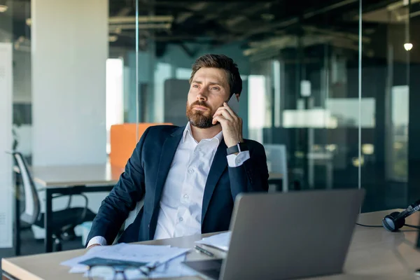 Confident Middle Aged Businessman Calling Cellphone Sitting Workplace Laptop Communicating — Foto de Stock