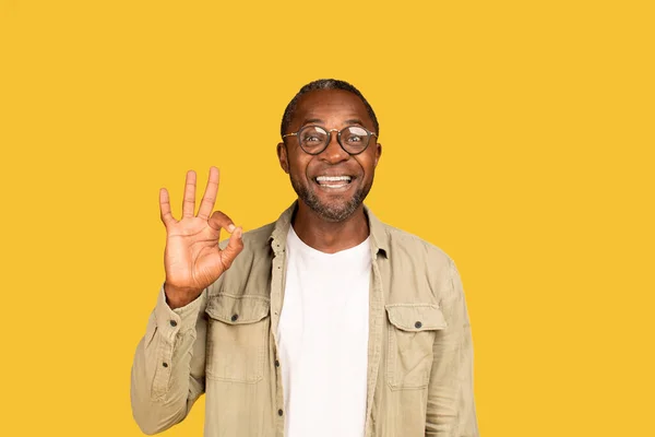 Glad African American Middle Aged Male Glasses Show Sign Hand — Stockfoto