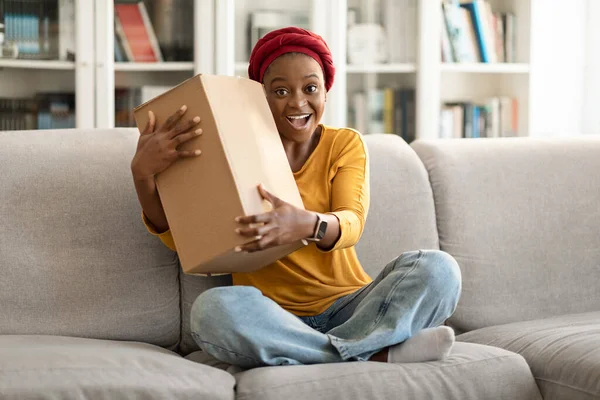 Overjoyed Emotional Young Black Woman Customer Receive Good Parcel Cardboard — Stock Photo, Image
