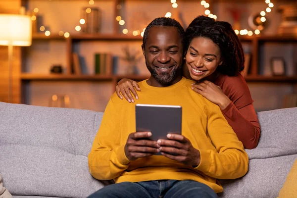 Happy Smiling African American Spouses Husband Wife Sitting Couch Using — Stockfoto
