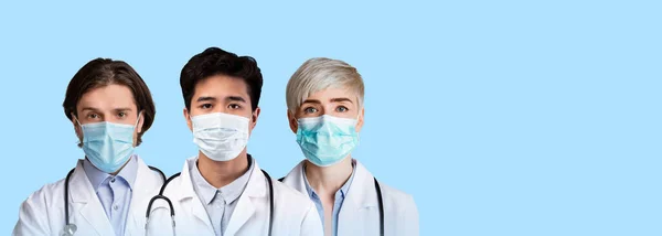 医療従事者コロナウイルス流行の中で保護医療用フェイスマスクを身に着けている多人種医師チーム 青の背景 コピースペースとパノラマ 医療コンセプトのためのコラージュ — ストック写真