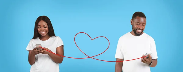 Love Message Black Man Woman Communicating Online Smartphones Romantic Young — Photo