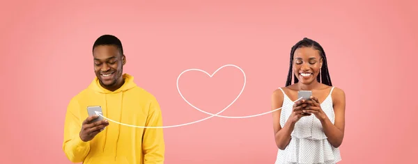 Valentines Day Message Happy Black Woman Smartphone Sending Romantic Sms — Stok fotoğraf