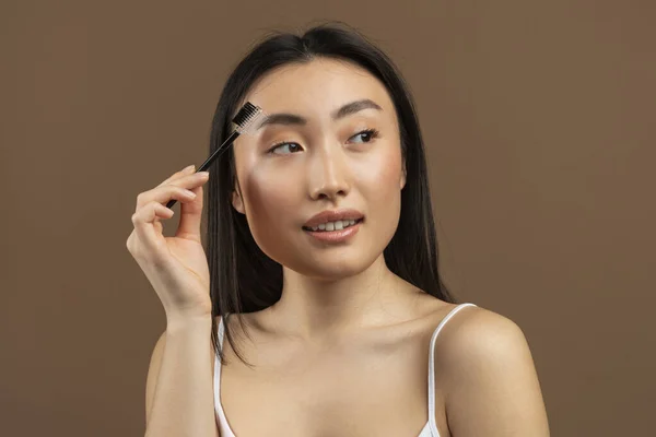 Beautiful Young Japanese Lady Brushing Brows Applying Eyebrow Mascara Posing — 스톡 사진