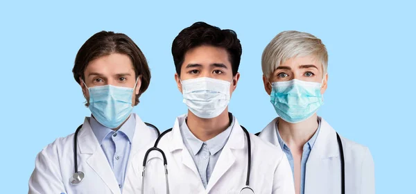 青いスタジオの背景にある作業服と保護医療面の男性と女性の多倫理チーム 医療従事者は インフルエンザシーズン中の患者の安全性を気にし コラージュ ウェブバナー — ストック写真