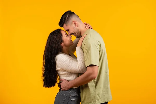 Romantic Date Glad Millennial Arab Wife Hugging Kissing Tall Husband — Fotografia de Stock