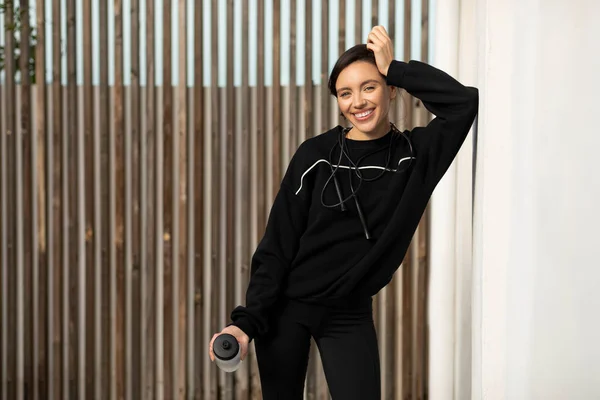 Smiling Muscular Slim Young European Lady Athlete Black Sportswear Water — Stok fotoğraf