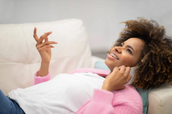 Happy Cheerful Smiling Beautiful Young African American Woman Comfy Casual — Stockfoto