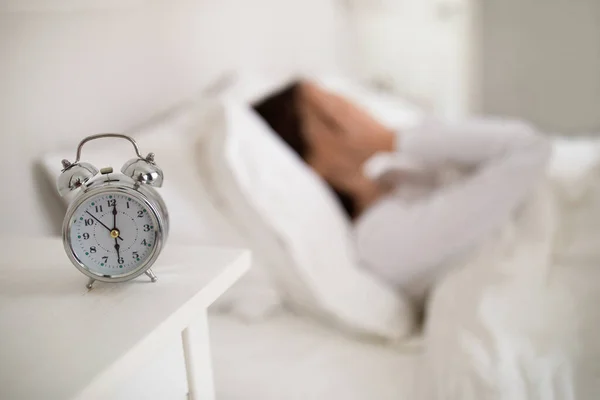 Selective Focus Silver Mechanical Alarm Clock Bedside Table Blurred Sleeping — Zdjęcie stockowe