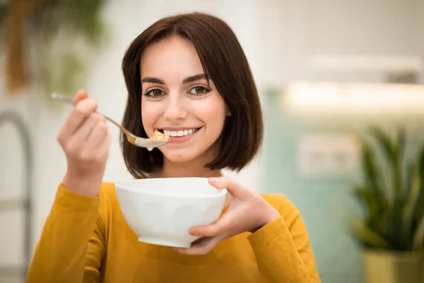 Healthy Weight Loss Food Portrait Pretty Happy Woman Having Oatmeal — 图库照片