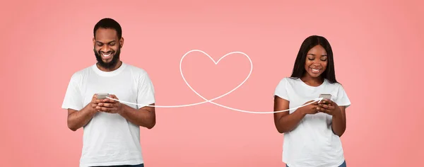 African American Couple Texting Smartphones Connected Drawn Heart Shape String — Zdjęcie stockowe