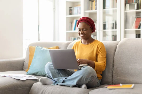 Positive Pretty Millennial African American Woman Red Turban Casual Outfit — Stock Photo, Image