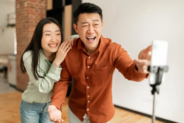 Overjoyed Asian Couple Bloggers Broadcasting Home Sharing Lifestyle Followers Talking — Fotografia de Stock