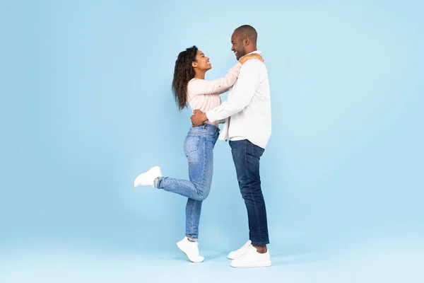 Loving African American Couple Casual Outfits Posing Together Blue Studio — Stock Fotó