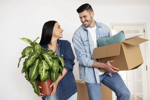Moving Concept Happy Young Couple Carrying Cardboard Box Plant Hands — Fotografia de Stock