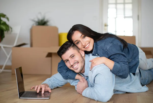 Happy Young Spouses Embracing Using Laptop Moving New Home Millennial — Fotografia de Stock