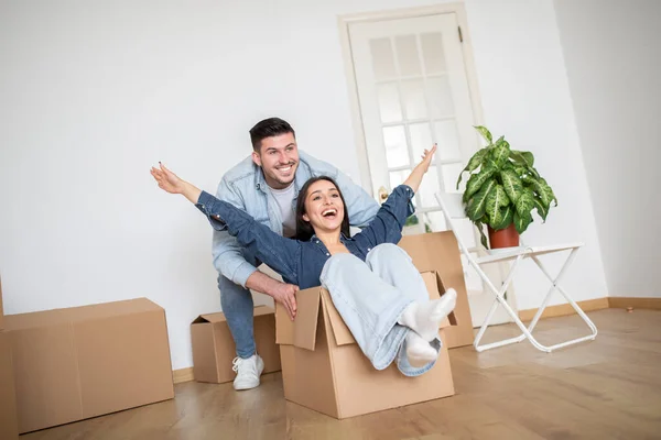 Happy Young Couple Having Fun Together While Moving New Home — Fotografia de Stock