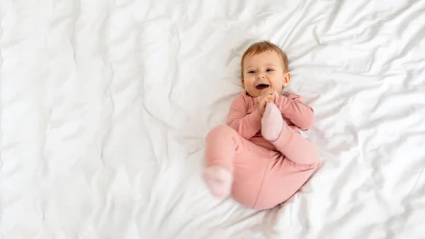 Симпатична Маленька Дівчинка Розважається Посміхається Лежить Ліжку Вдома Панорама Вільним — стокове фото