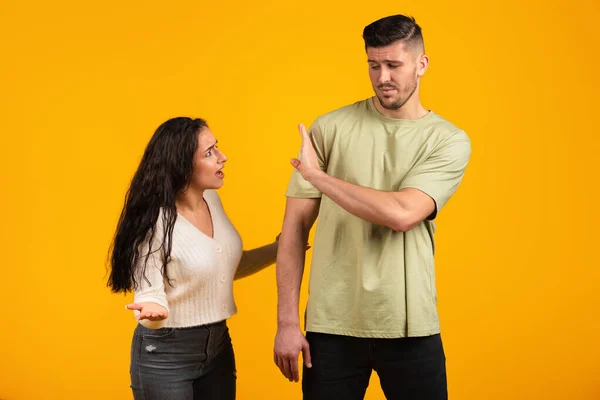 Angry Dissatisfied Young Arab Woman Swears Yells Offended Guy Casual — Stock Photo, Image