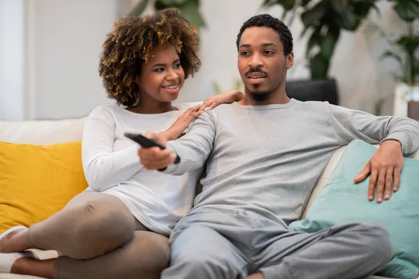 Beautiful Curly Young Black Woman Love Looking Her Boyfriend Watching — ストック写真