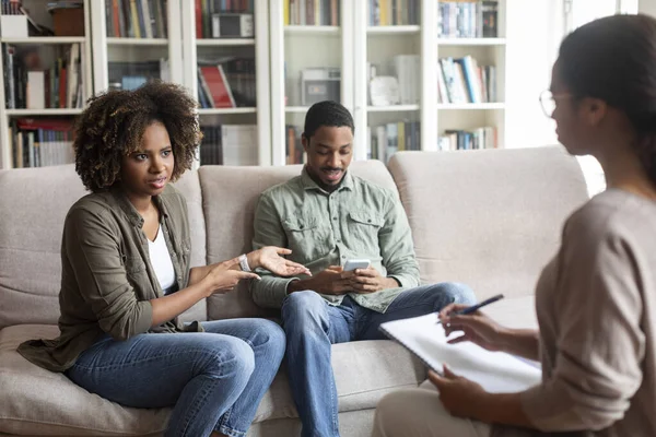 Emotional Pretty Young African American Woman Complaining Her Man Therapy — Stock Photo, Image