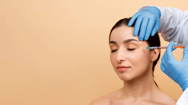 Cosmetologist Doctor Making Botox Injection Eyes Area Young Indian Woman — Foto Stock