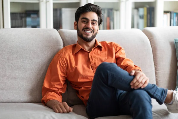 Relaxed Happy Cheerful Attractive Young Middle Eastern Guy Chilling Alone — ストック写真